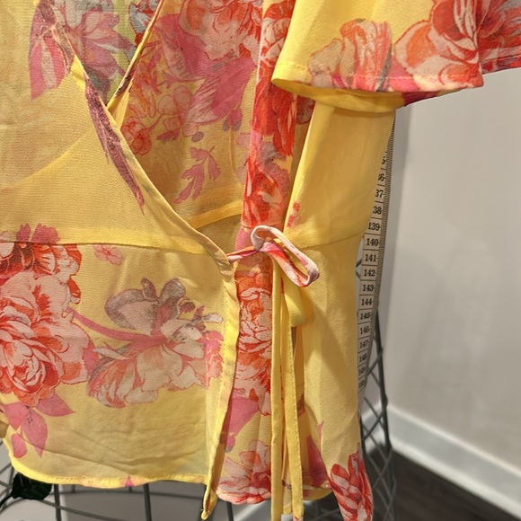 Nice blouse 🌺 - Picture 3 of 5